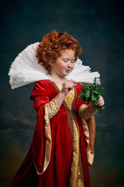 Liten Rödhårig Flicka Barn Kostym Kunglig Person Med Persilja Isolerad — Stockfoto