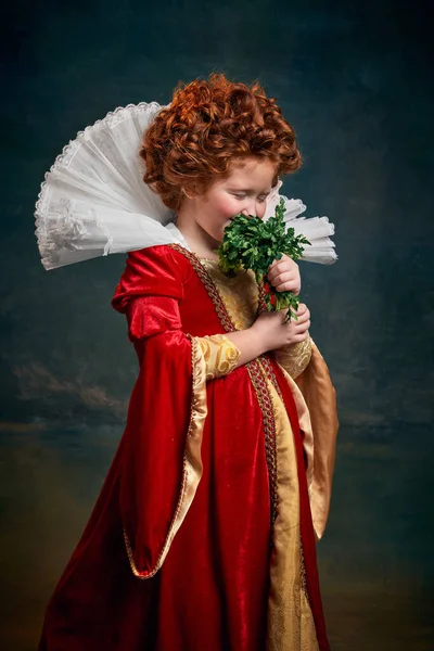Porträtt Liten Rödhårig Flicka Kostym Kunglig Person Med Persilja Isolerad — Stockfoto