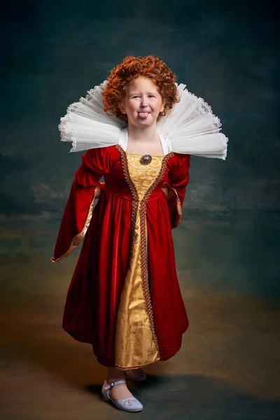 Porträtt Liten Rödhårig Flicka Barn Kostym Kunglig Person Isolerad Över — Stockfoto