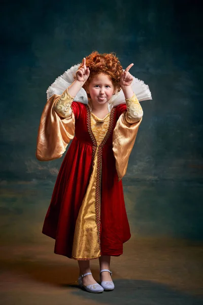 Portrét Malé Zrzavé Holčičky Kostýmu Královské Osoby Izolované Tmavozeleném Pozadí — Stock fotografie