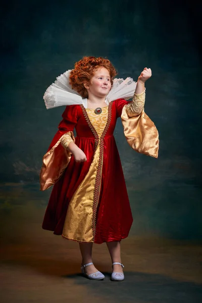 Portret Małej Rudowłosej Dziewczynki Dziecko Kostiumie Królewskiej Osoby Odizolowane Ciemnozielonym — Zdjęcie stockowe