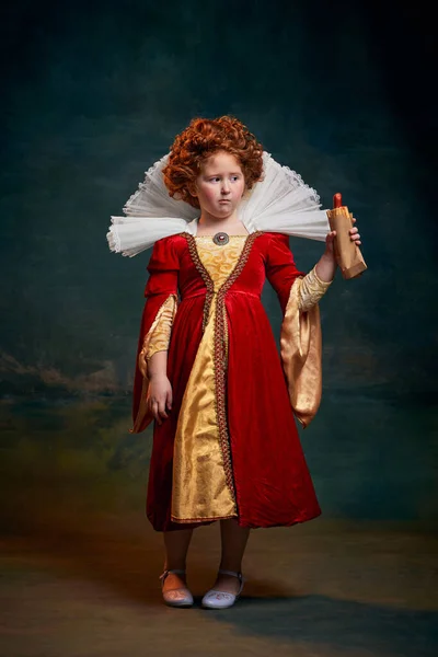 Porträtt Liten Rödhårig Flicka Kostym Kunglig Person Poserar Med Varmkorv — Stockfoto