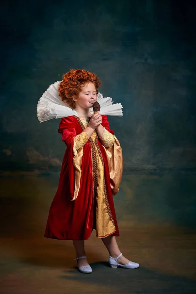 Porträtt Liten Rödhårig Flicka Kostym Kunglig Person Slickar Glass Isolerad — Stockfoto