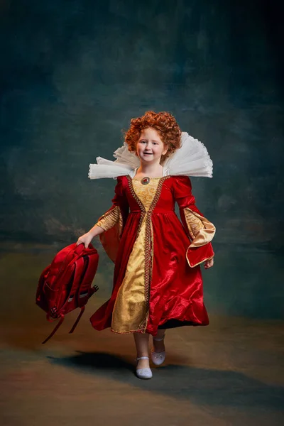 Porträtt Liten Rödhårig Flicka Barn Kostym Kunglig Person Isolerad Mörkgrön — Stockfoto