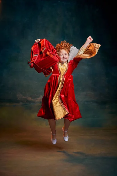 Porträtt Rödhårig Flicka Barn Kostym Kunglig Person Hoppar Med Skolväska — Stockfoto