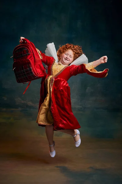Liten Rödhårig Flicka Barn Kostym Kunglig Person Isolerad Över Mörkgrön — Stockfoto