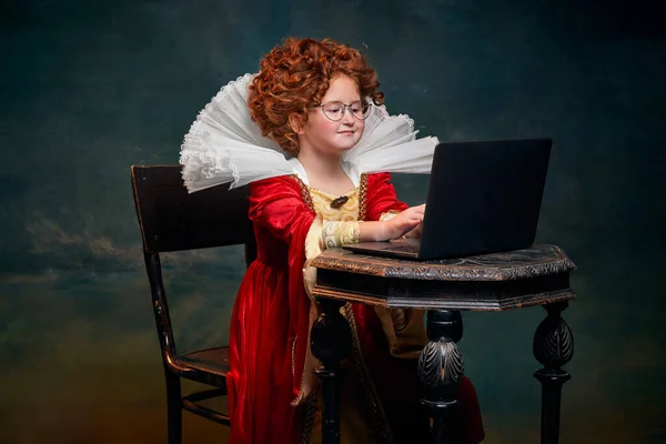 Porträtt Liten Rödhårig Flicka Kostym Kunglig Person Skriva Bärbar Dator — Stockfoto