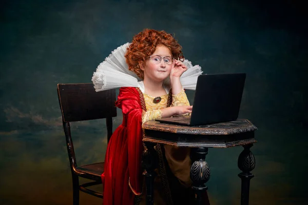 Portré Kis Vörös Hajú Lányról Királyi Személyről Laptoppal Sötétzöld Háttérrel — Stock Fotó