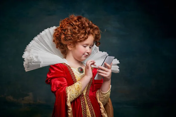 Portret Małej Rudowłosej Dziewczynki Dziecko Stroju Królewskiej Osoby Telefonem Odizolowanym — Zdjęcie stockowe