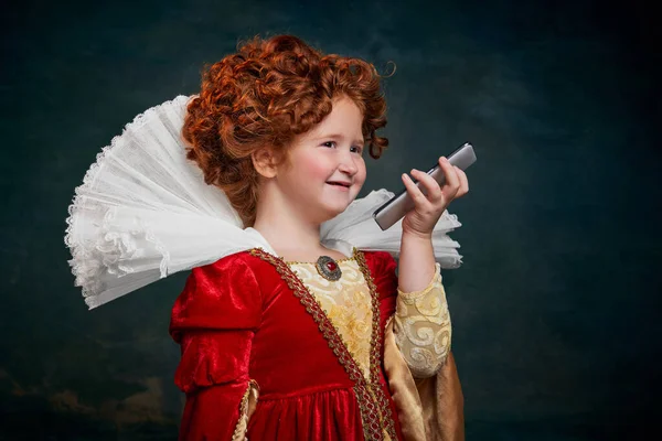 Portret Małej Rudowłosej Dziewczynki Królewska Osoba Nagrywająca Wiadomość Głosową Przez — Zdjęcie stockowe