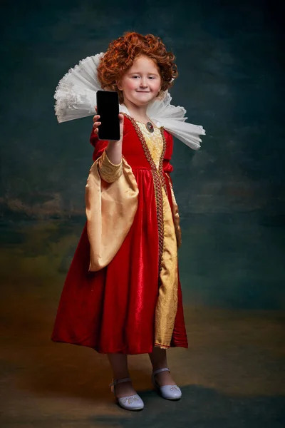 Porträtt Liten Rödhårig Flicka Barn Kostym Kunglig Person Med Telefon — Stockfoto