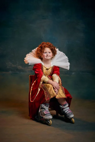 Retrato Menina Ruiva Criança Traje Pessoa Real Rolos Isolados Sobre — Fotografia de Stock