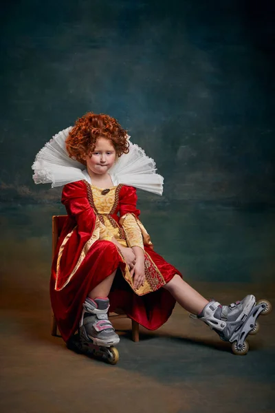Portret Małej Rudowłosej Dziewczynki Dziecko Stroju Królewskiej Osoby Rolkach Odizolowane — Zdjęcie stockowe