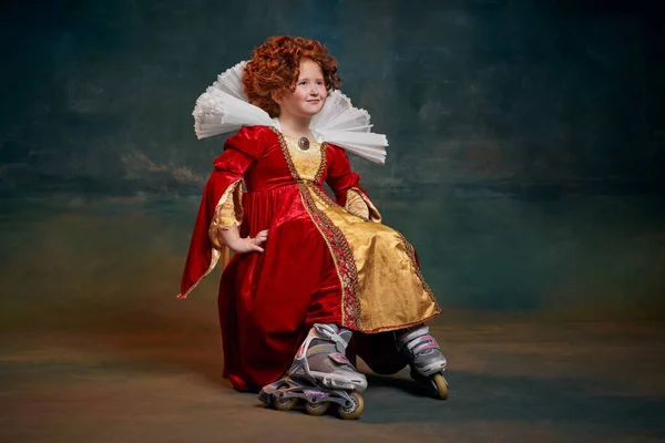 Portret Małej Rudowłosej Dziewczynki Dziecko Stroju Królewskiej Osoby Rolkach Odizolowane — Zdjęcie stockowe