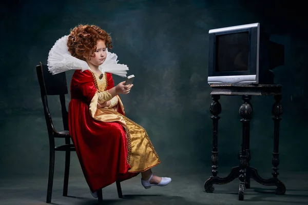 Portret Małej Rudowłosej Dziewczynki Dziecka Królewskiej Osoby Siedzącej Przed Telewizorem — Zdjęcie stockowe