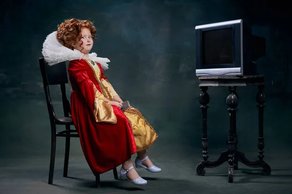 Портрет Маленькой Рыжеволосой Девочки Ребенка Королевского Человека Сидящего Перед Телевизором — стоковое фото