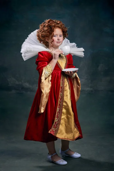 Portret Małej Rudowłosej Dziewczynki Dziecko Obraz Królewskiej Osoby Pijącej Herbatę — Zdjęcie stockowe