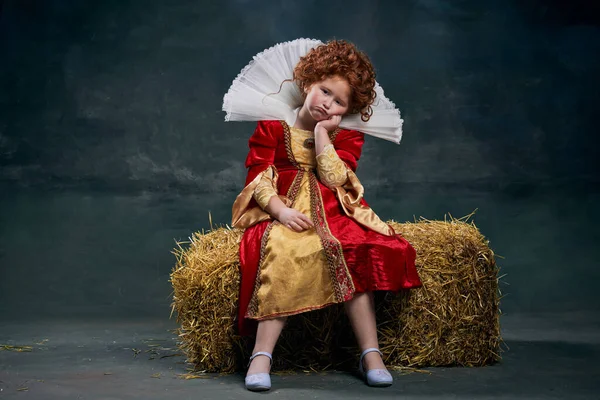 Portret Rudowłosego Dziecka Obrazie Królewskiej Osoby Siedzącej Sianie Nudną Twarzą — Zdjęcie stockowe