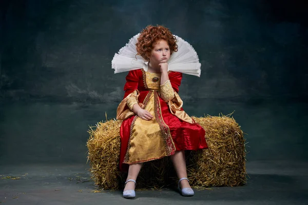 Portret Małej Rudowłosej Dziewczynki Dziecka Królewskiej Osoby Sianie Odizolowanej Ciemnozielonym — Zdjęcie stockowe
