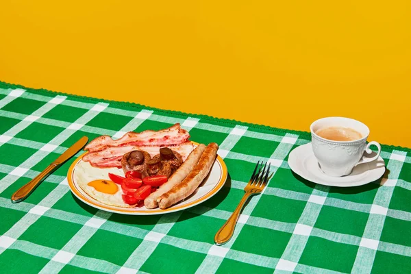 Тарелка Английского Завтрака Жареными Яйцами Беконом Колбасой Грибами Помидорами Зеленой — стоковое фото