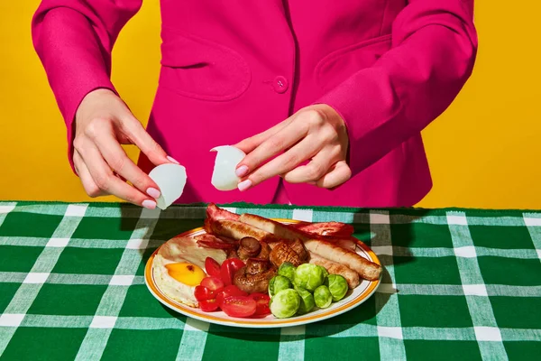 女性の調理揚げ卵 緑のテーブルクロス上のプレート上の英語の朝食 健康食品 ヴィンテージ レトロスタイルのインテリア フードポップアート写真 補完的な色 テキストのコピースペース — ストック写真