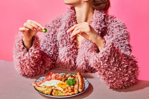 Frau Pelzigen Rosafarbenen Mantel Beim Englischen Frühstück Mit Eiern Speck — Stockfoto