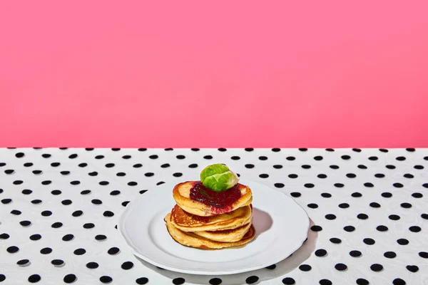 Plate Delicious Sweet Pancakes Jam Dotted White Tablecloth Pink Background — Stock Photo, Image