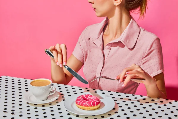 Genç Bir Kadın Pembe Arka Planda Çörek Kahveyle Lezzetli Bir — Stok fotoğraf