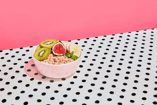 ピンクの背景に新鮮な果物 キウイとバナナとミルクで作られたおいしいオートミールのプレート ヴィンテージ レトロスタイルのインテリア フードポップアート写真 補完的な色 テキストのコピースペース — ストック写真