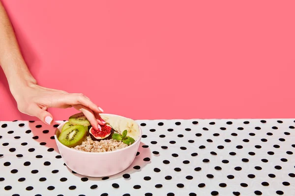 おいしい朝食のプレート 新鮮な果物と牛乳で作られたオートミール ピンクの背景にキウイとバナナ ヴィンテージでレトロなスタイル フードポップアート写真 補完的な色 テキストのコピースペース — ストック写真
