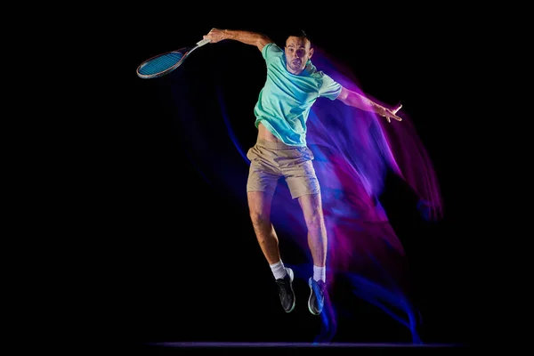 빛으로 움직임 활발히 테니스 선수가 배경에서 분리되어 보라색 빛으로 분리되었습니다 — 스톡 사진