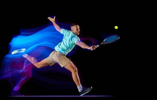 Mladý Tenista Tričku Šortkách Hraje Tenis Izolovaný Přes Tmavé Pozadí — Stock fotografie