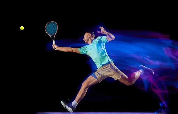 Κινήσεις Νέον Λάμψη Ενεργός Αρσενικός Τενίστας Αθλητικά Ενδύματα Παίζοντας Τένις — Φωτογραφία Αρχείου