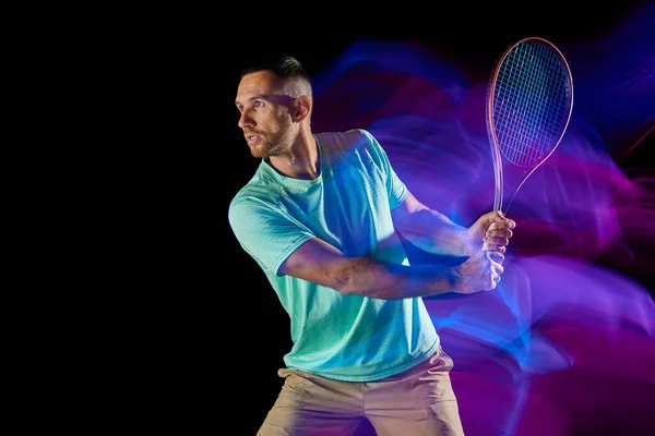 Pohyby Neonové Záři Aktivní Mužský Tenista Sportovním Oblečení Hraje Tenis — Stock fotografie