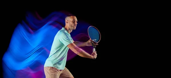 Mozgások Neonfényben Aktív Férfi Teniszező Sport Ruházat Játszik Tenisz Elszigetelt — Stock Fotó