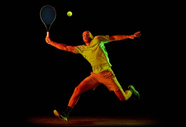 Tenis Oynayan Profesyonel Tenisçinin Karanlık Arka Planda Neon Işıkta Izole — Stok fotoğraf