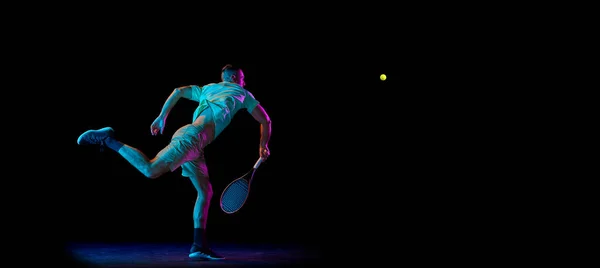Студийный Кадр Профессионального Теннисиста Играющего Теннис Тёмном Фоне Неоновом Свете — стоковое фото