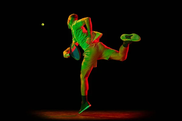 Studyjne Ujęcie Profesjonalnego Tenisisty Grającego Tenisa Ciemnym Tle Neonowym Świetle — Zdjęcie stockowe