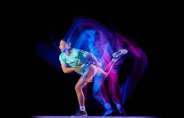 Студийный Кадр Профессионального Теннисиста Играющего Теннис Тёмном Фоне Смешанном Неоновом — стоковое фото
