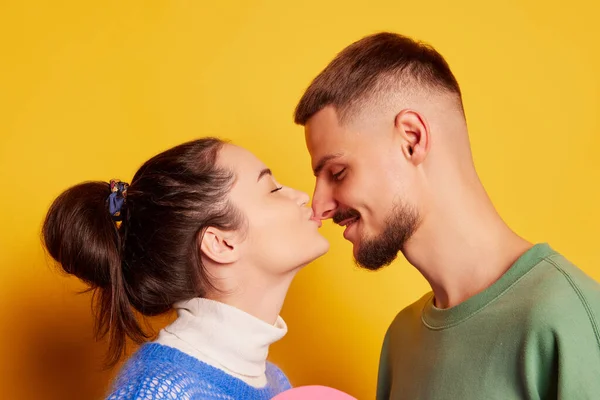 Porträt Eines Schönen Jungen Paares Frau Zärtlich Küsst Seine Nase — Stockfoto