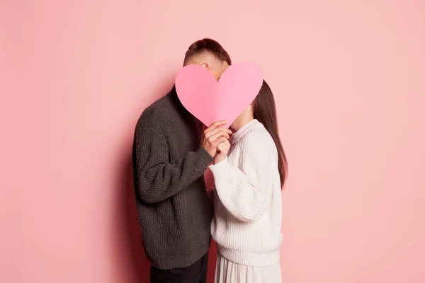 Portrait Lovely Young Couple Man Woman Kissing Paper Heart Posing — Stock Photo, Image