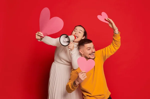 Portrait Happy Young Couple Man Woman Posing Megaphone Paper Hearts — Stock Photo, Image