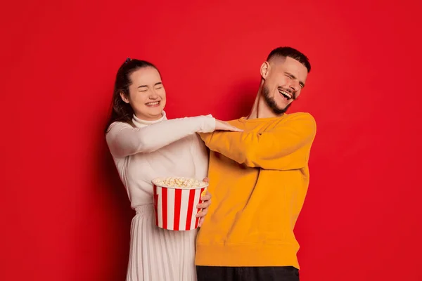 Portré Boldog Fiatal Párról Férfiról Nőről Pózolnak Popcornnal Elszigetelve Vörös — Stock Fotó