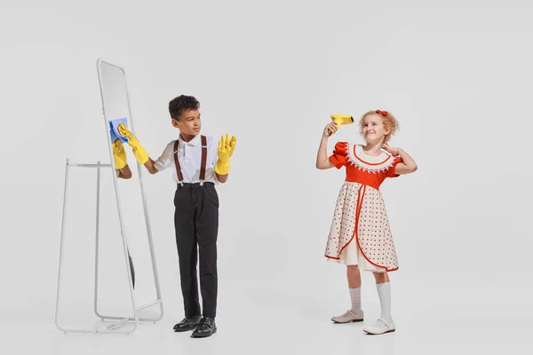 Zwei Kinder Ein Junge Der Spiegel Wäscht Und Ein Mädchen — Stockfoto