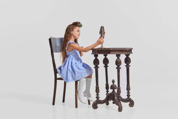 Portret Van Een Klein Meisje Kind Dat Aan Tafel Zit — Stockfoto