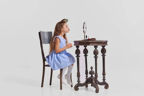 Retrato Menina Criança Sentada Mesa Fazendo Maquiagem Isolada Sobre Fundo — Fotografia de Stock