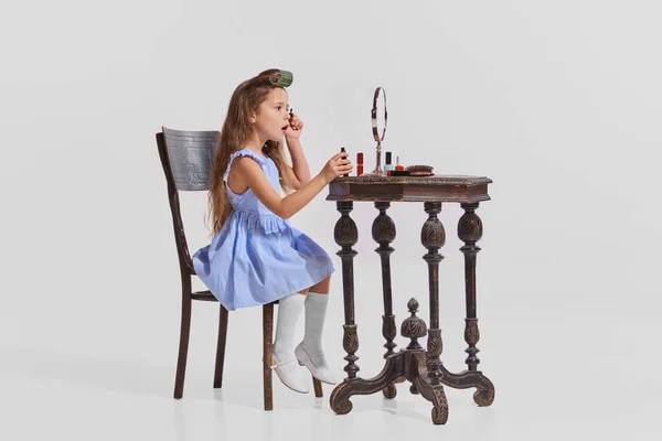 Портрет Маленькой Девочки Сидящей Столом Делающей Макияж Наносящей Тушь Изолированной — стоковое фото