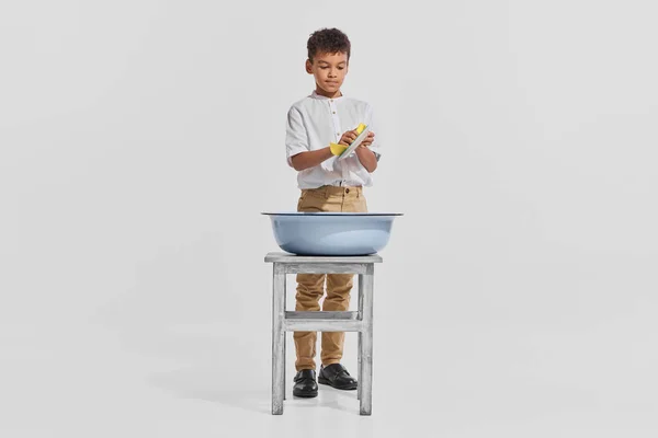 Портрет Маленького Хлопчика Повсякденному Одязі Миття Посуду Ізольовано Сірому Студійному — стокове фото