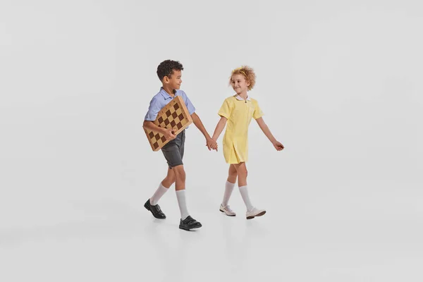 Portret Dwójki Dzieci Chłopca Dziewczynki Idących Razem Grać Szachy Szarym — Zdjęcie stockowe