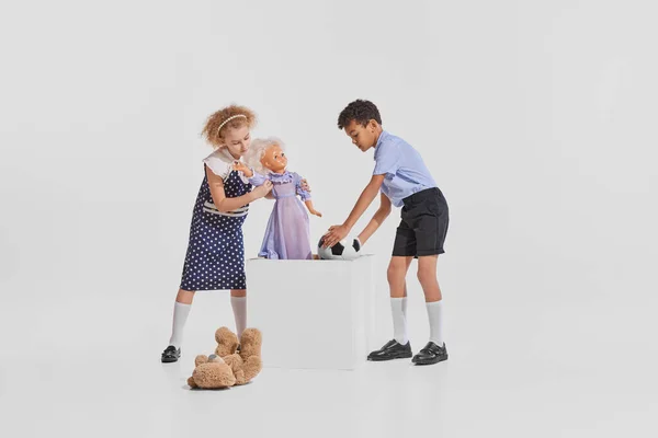 Porträt Von Zwei Kindern Mädchen Spielen Mit Puppe Junge Spielen — Stockfoto